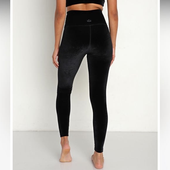 Velvet Motion High Waisted Midi Legging and cropped tank set. - Picture 12 of 12